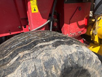 Presse à balles rondes New Holland BR 750 - 14