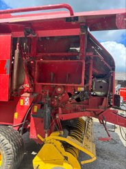 Presse à balles rondes New Holland BR 750 - 10