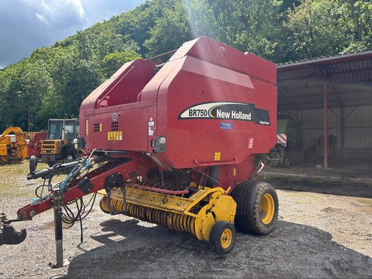 Presse à balles rondes New Holland BR 750