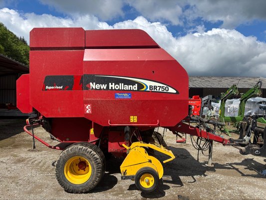 Presse à balles rondes New Holland BR 750