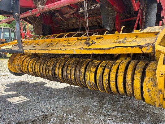 Presse à balles rondes New Holland BR 750