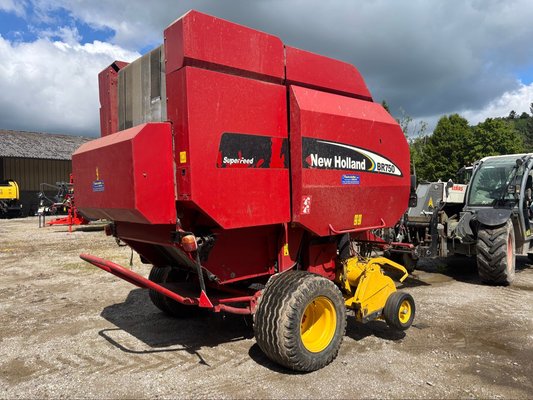 Presse à balles rondes New Holland BR 750