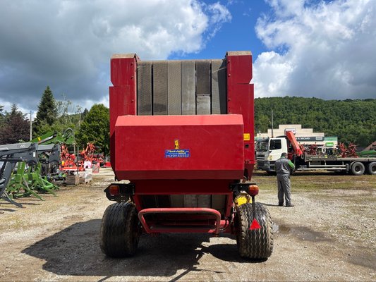Presse à balles rondes New Holland BR 750