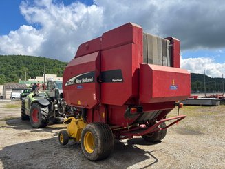 Presse à balles rondes New Holland BR 750 - 4