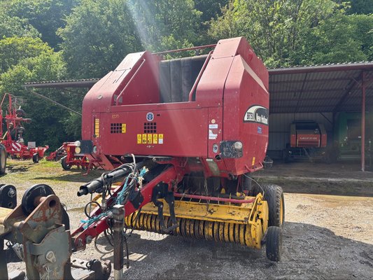 Presse à balles rondes New Holland BR 750