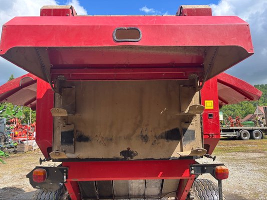 Presse à balles rondes New Holland BR 750