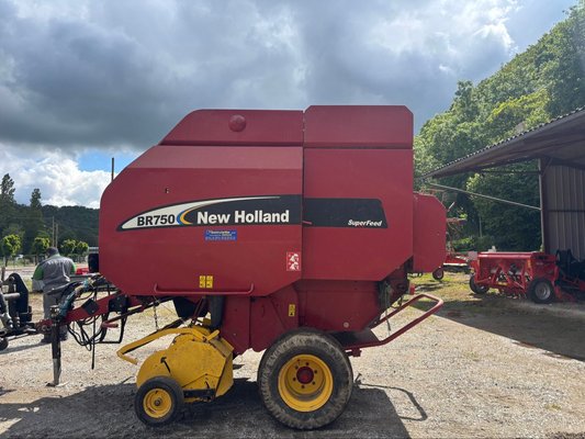Presse à balles rondes New Holland BR 750