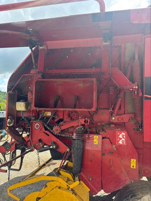 Presse à balles rondes New Holland BR 750